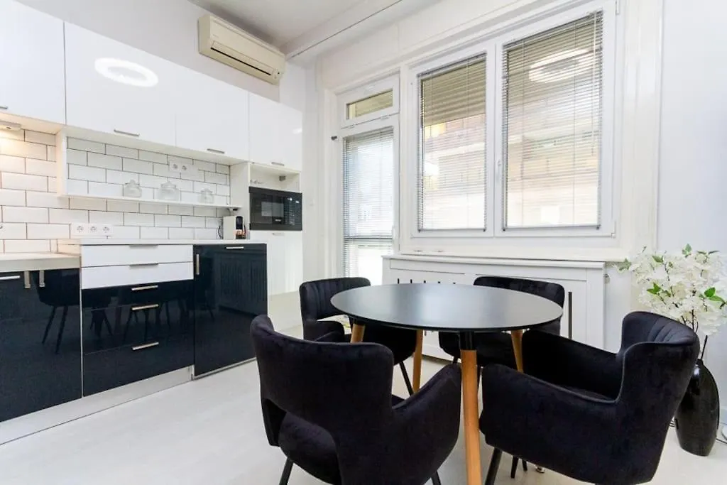 White Pearl Downtown Balcony By Nw Apartman Budapest 0*,